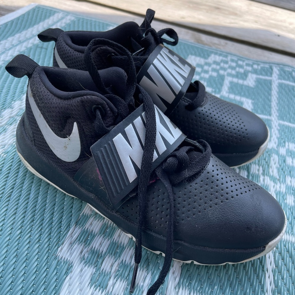 Nike team hustle D8 sneakers